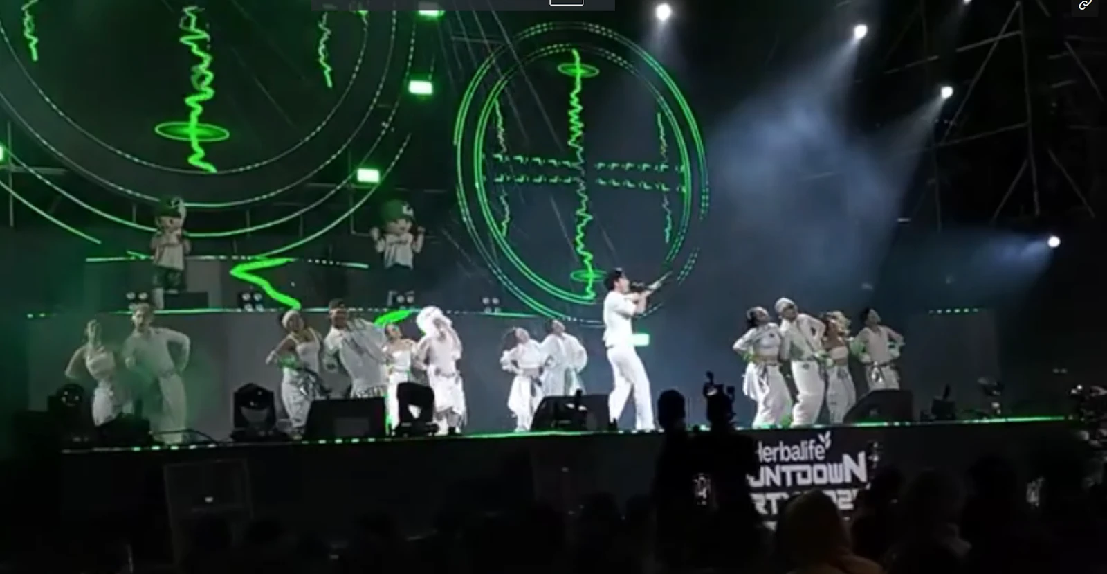 HIEUTHUHAI makes the stage wet, fans scream hoarsely because of the 2-word pass? - Photo 2