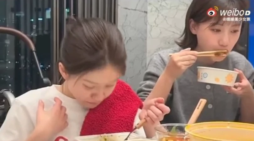 Triệu Lộ Tư lộ vlog bị bệnh, tay co quắp, mặt tái, anti check var mủi lòng? - Hình 2