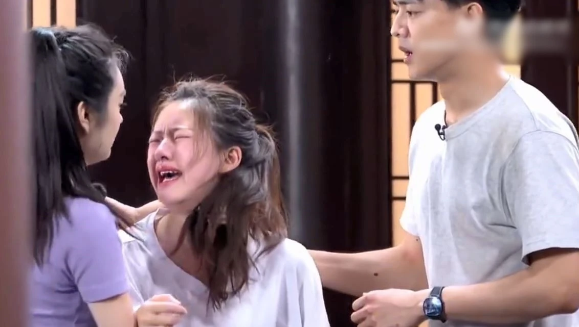 Triệu Lộ Tư lộ vlog bị bệnh, tay co quắp, mặt tái, anti check var mủi lòng? - Hình 8