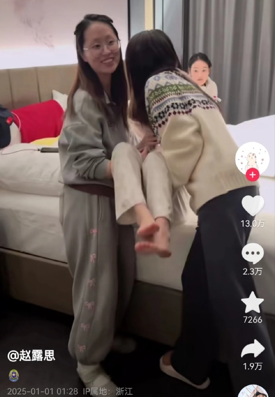 Triệu Lộ Tư lộ vlog bị bệnh, tay co quắp, mặt tái, anti check var mủi lòng? - Hình 4