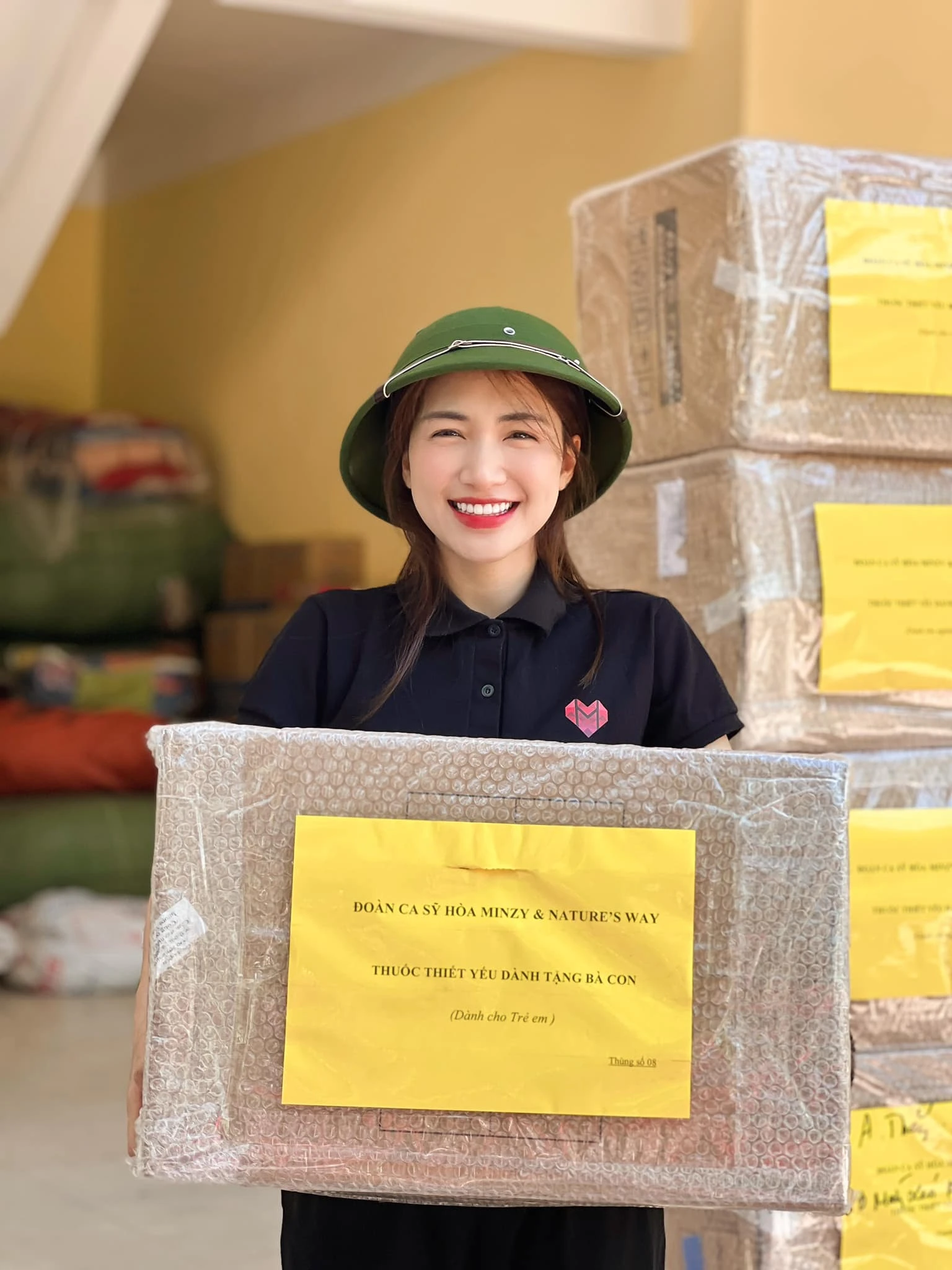 Hoà Minzy nửa đêm trốn ra khỏi nhà, đi đến tâm lũ cứu trợ ai cũng sốc - Hình 5