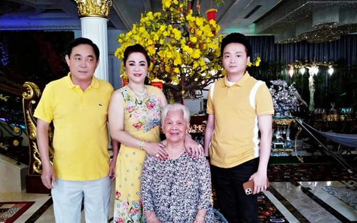 Bà Phương Hằng khóc kể anh chị em bạc tình, chị ruột đáp trả cực căng - Hình 1