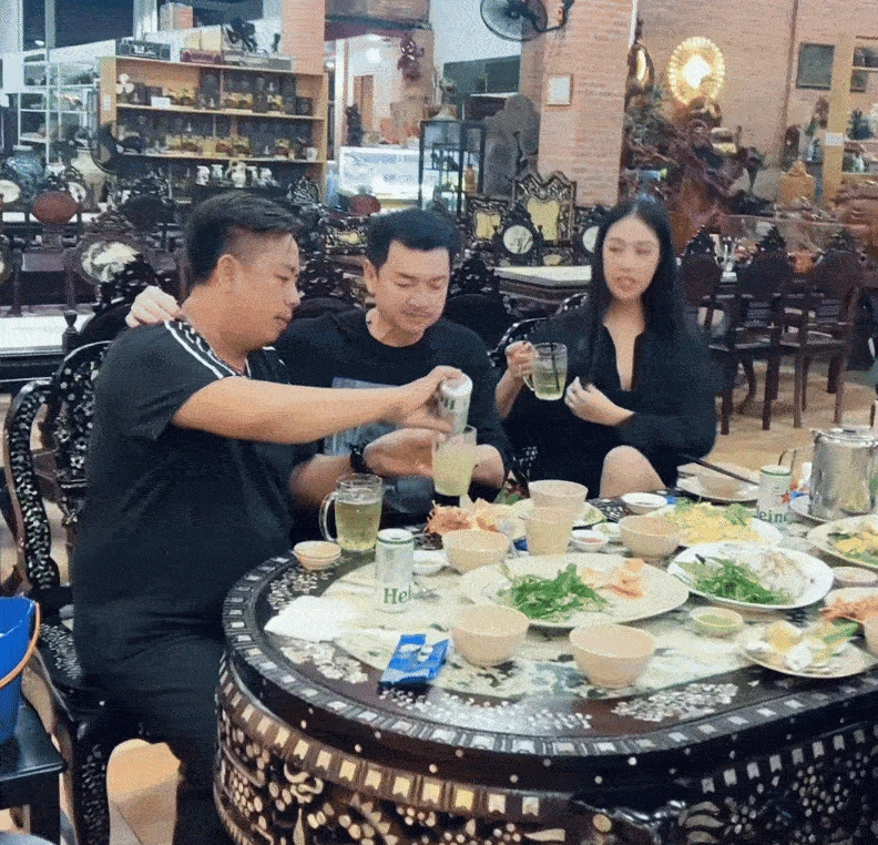 Vợ chồng Quang Minh đi nhậu với bạn bè, thấy máy quay liền phanh áo phản cảm - Hình 1