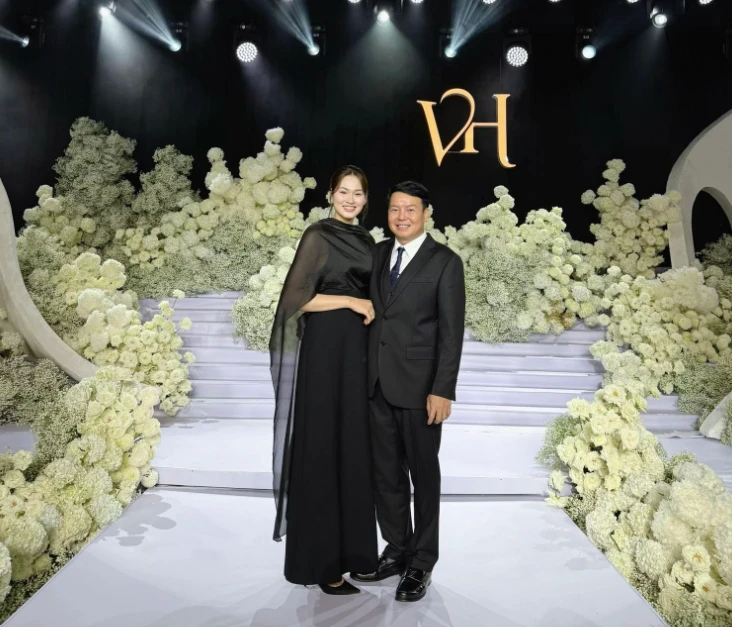 Chị gái Đỗ Hà khoe chồng đại gia, là sếp lớn tập đoàn Sơn Hải, gia thế cực khủng - Hình 3