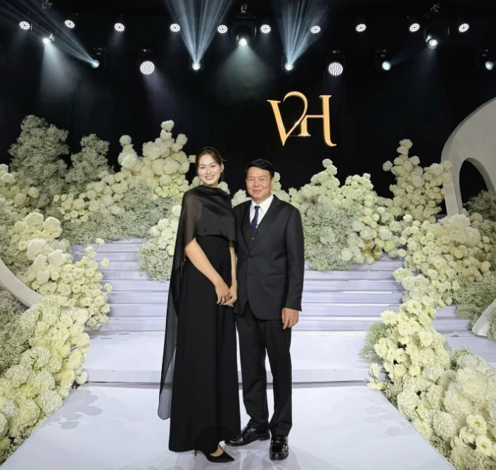 Chị gái Đỗ Hà khoe chồng đại gia, là sếp lớn tập đoàn Sơn Hải, gia thế cực khủng - Hình 5