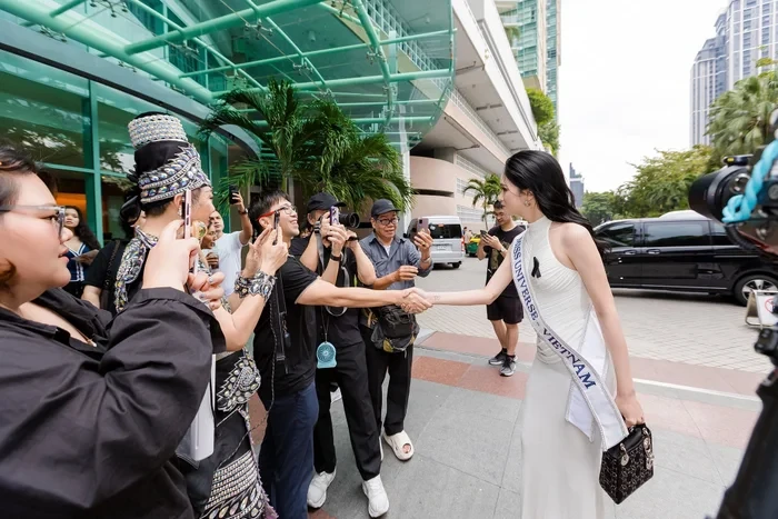 Huong Giang invests in huge accessories at Miss Universe, overwhelming competitors - Photo 5