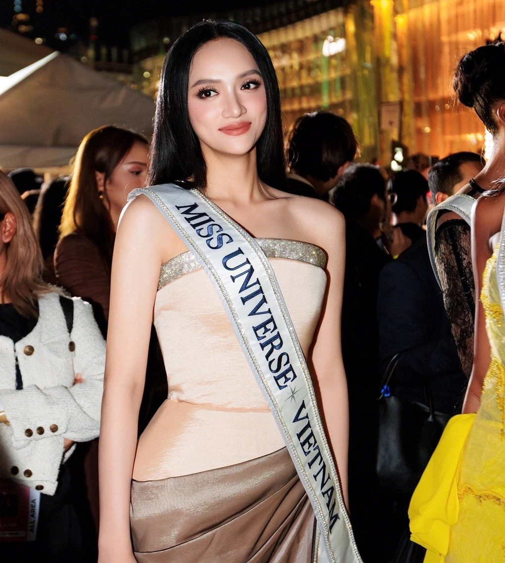 Huong Giang invests in huge accessories at Miss Universe, overwhelming competitors - Photo 2
