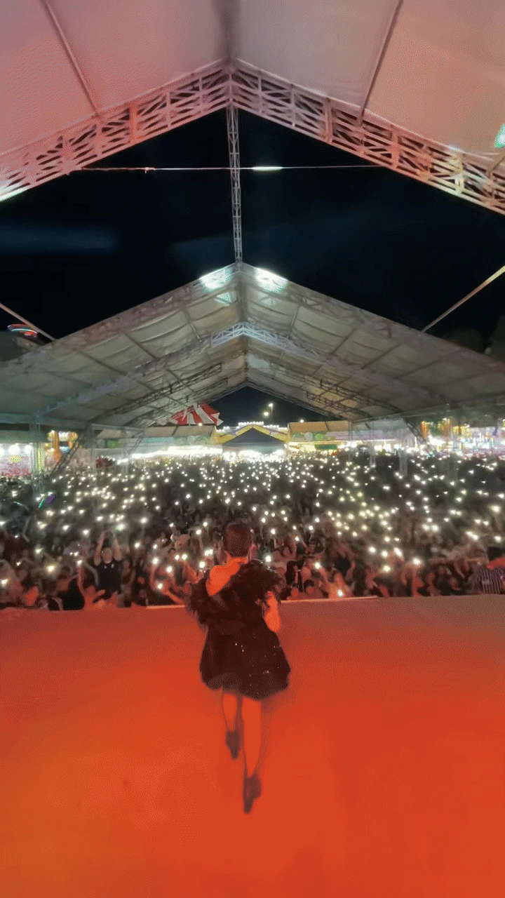 Rộ hình ảnh Vũ Trâm Anh đi hát hội chợ, thái độ của khán giả gây xúc động - Hình 6