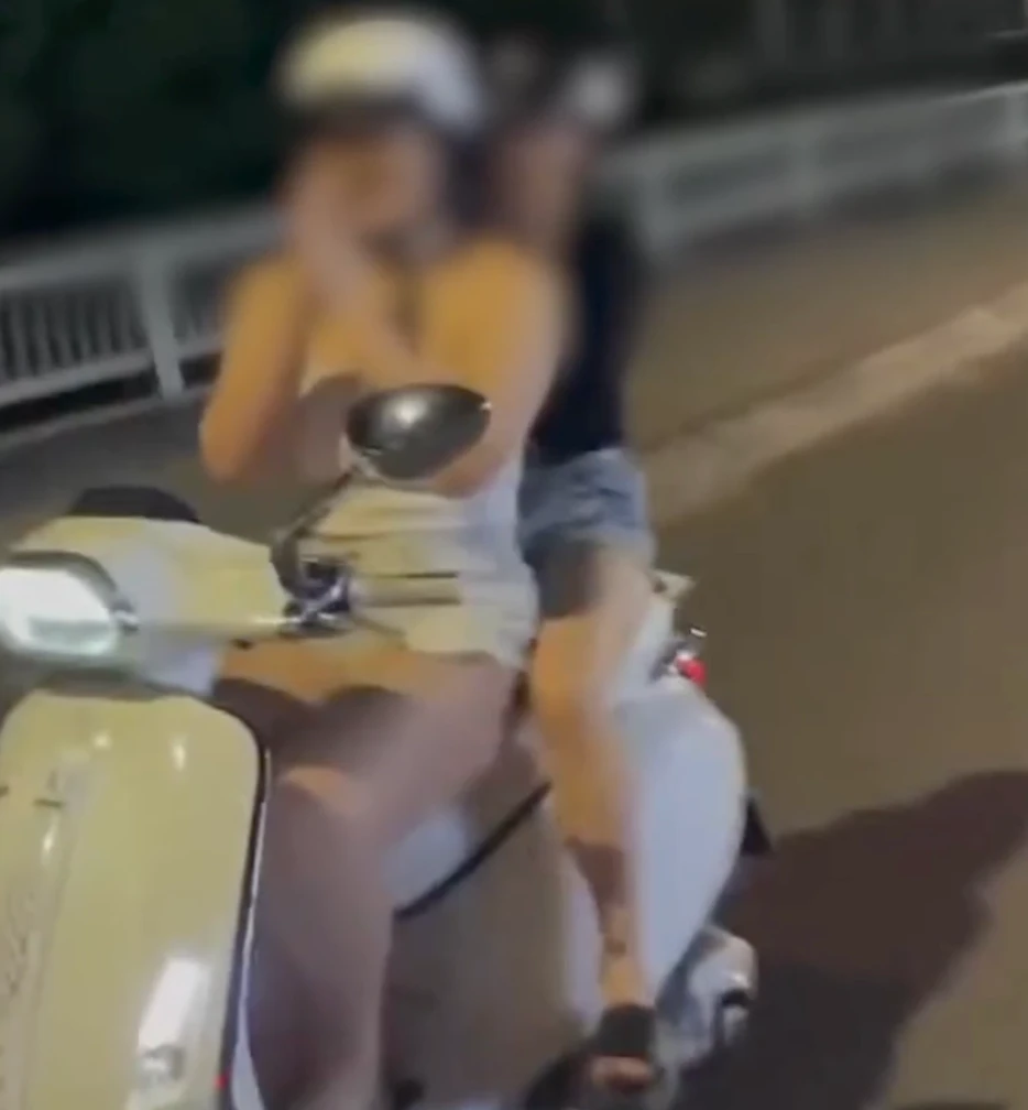 Danh tính 2 cô gái chắp tay vái lạy khi chạy xe: CSGT vào cuộc, CĐM ngao ngán - Hình 1