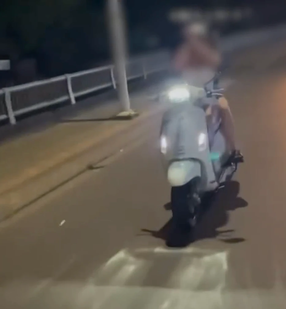 Danh tính 2 cô gái chắp tay vái lạy khi chạy xe: CSGT vào cuộc, CĐM ngao ngán - Hình 6