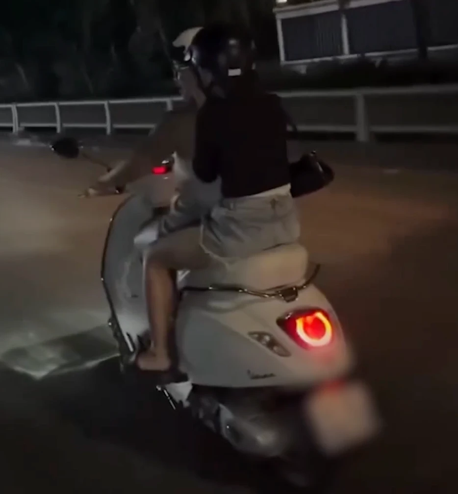 Danh tính 2 cô gái chắp tay vái lạy khi chạy xe: CSGT vào cuộc, CĐM ngao ngán - Hình 2