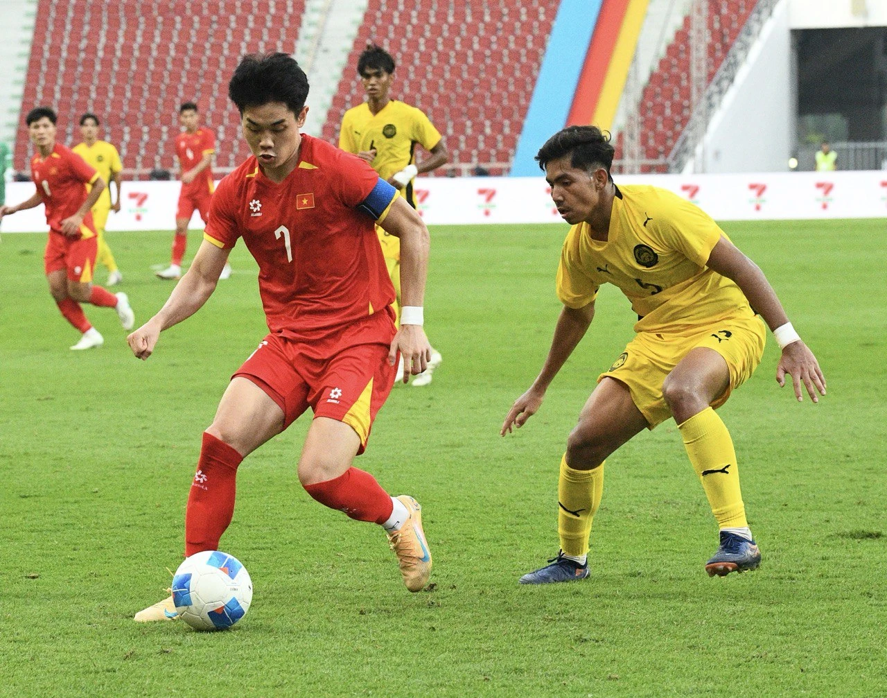 Dinh Bac, the hot boy of Vietnams U22 team, caused Malaysias defeat and received praise from coach Kim Sang-sik. - Photo 2