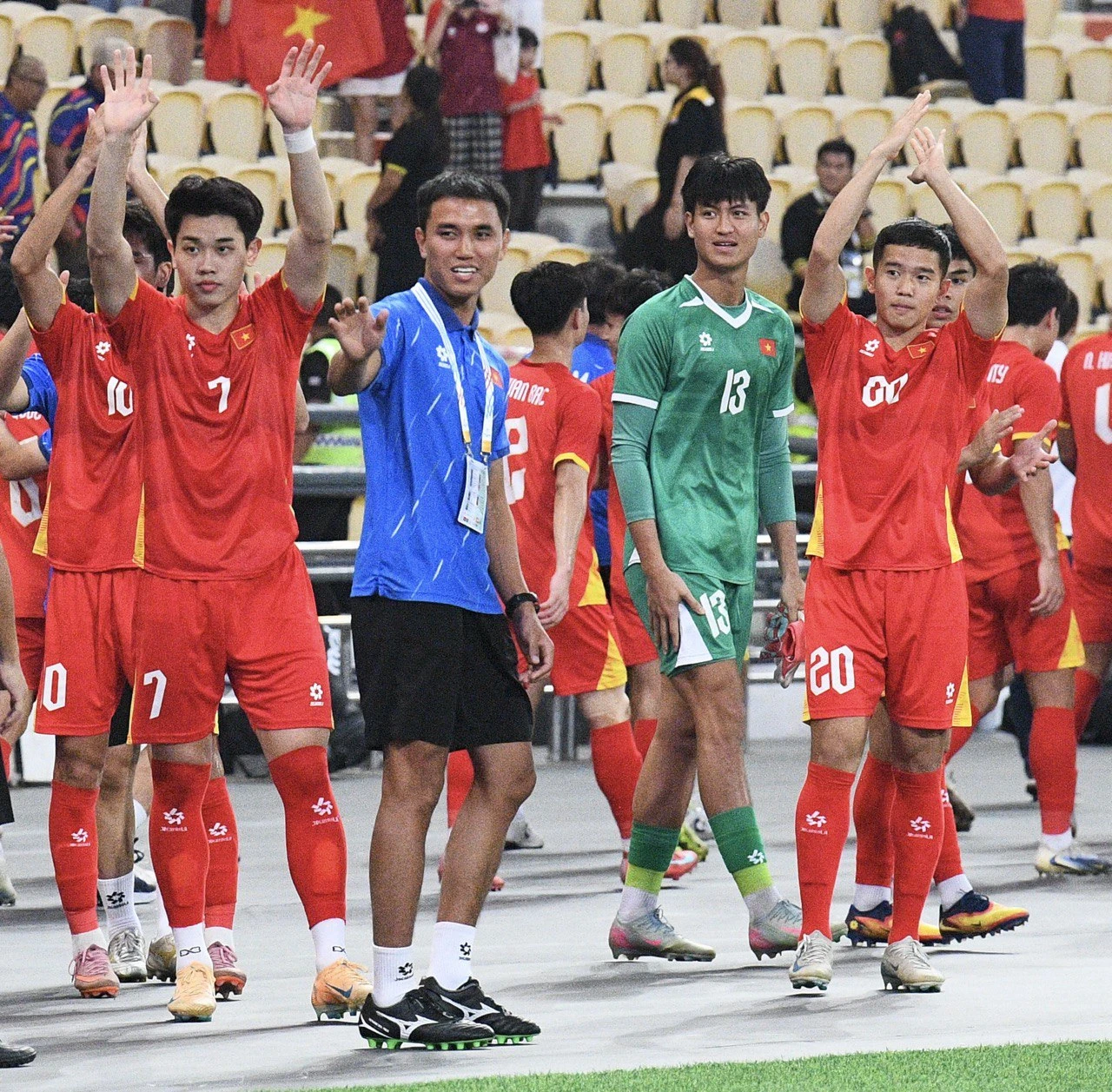 Dinh Bac, the hot boy of Vietnams U22 team, caused Malaysias defeat and received praise from coach Kim Sang-sik. - Photo 7