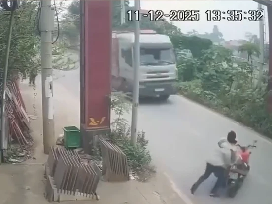 Hà Nội: Tạm giữ hình sự thanh niên đẩy CSGT vào xe tải, CĐM lên án gắt! - Hình 1