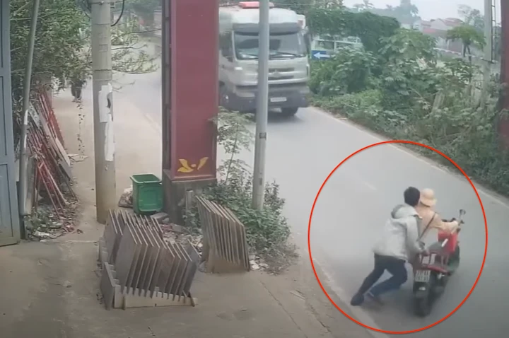 Hà Nội: Tạm giữ hình sự thanh niên đẩy CSGT vào xe tải, CĐM lên án gắt! - Hình 2