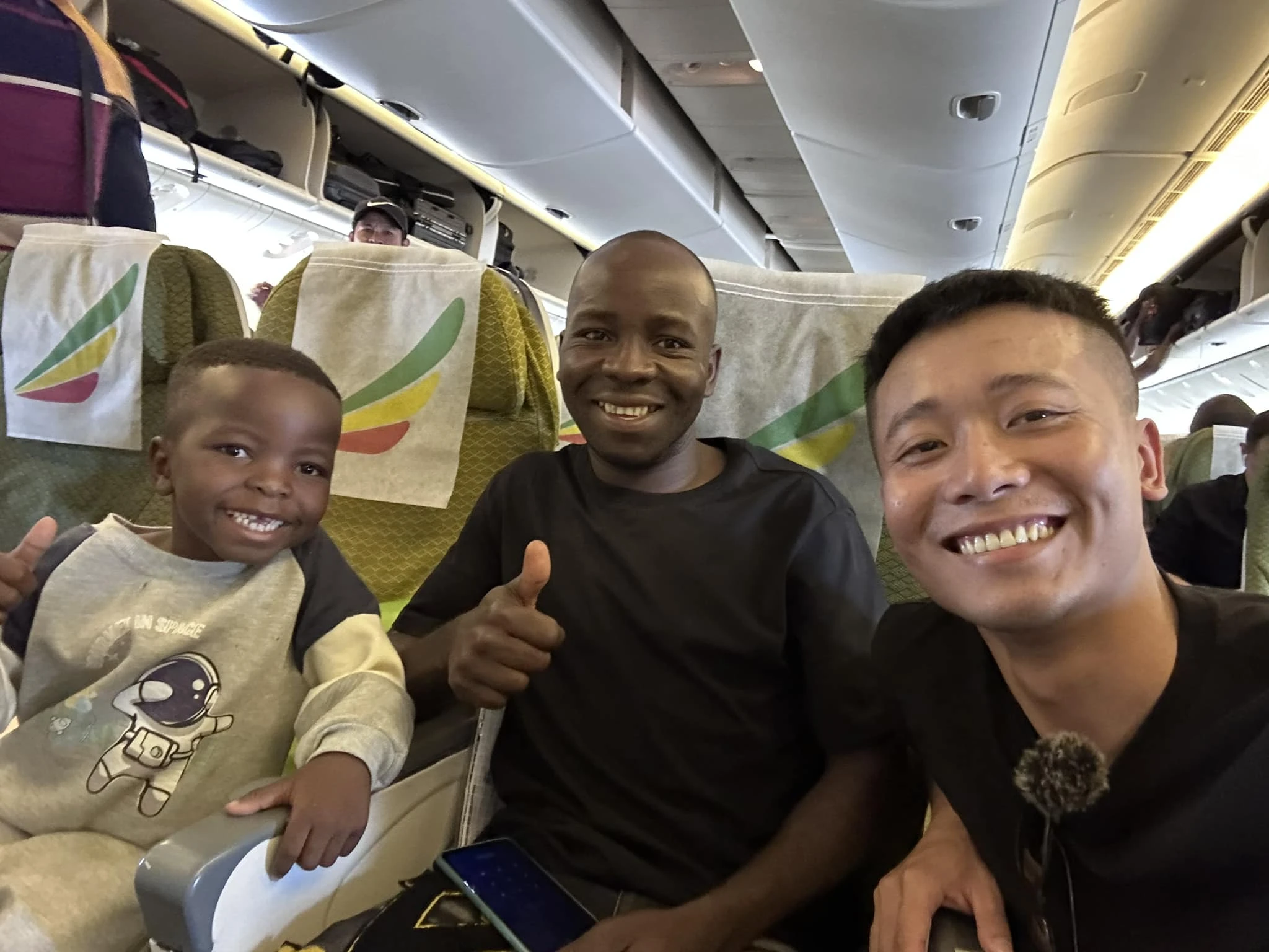 Loi Con from Africa sends birthday wishes, and leaves Quang Linh with four shocking words! - Photo 5