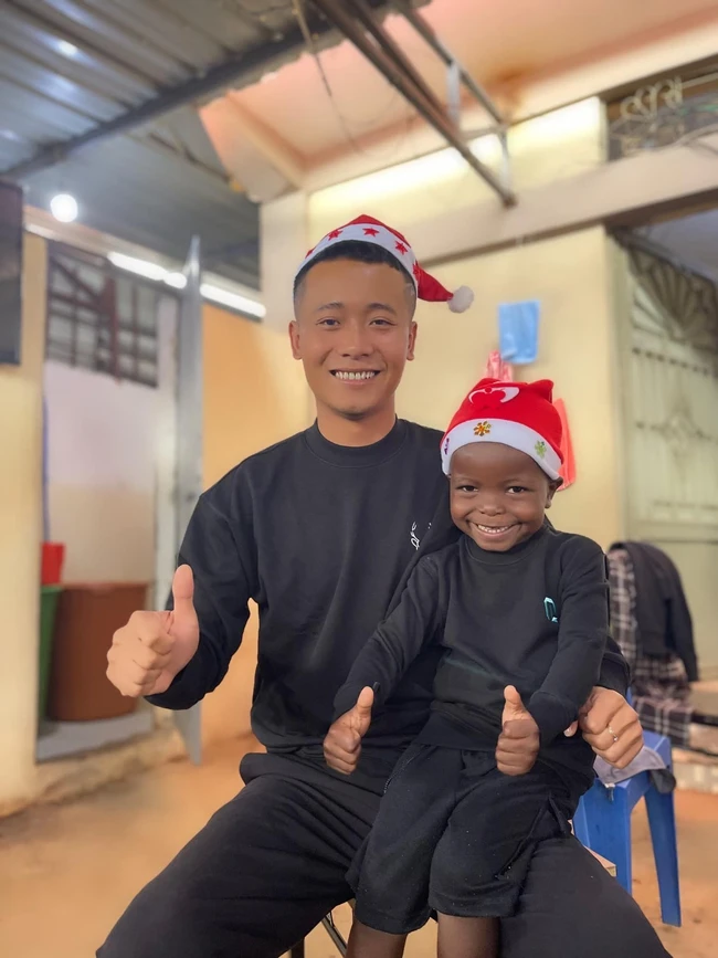 Loi Con from Africa sends birthday wishes, and leaves Quang Linh with four shocking words! - Photo 3