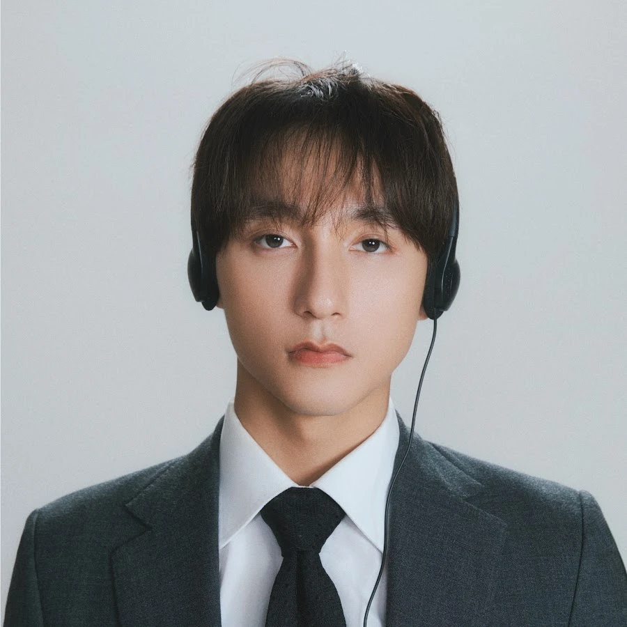 Sơn Tùng MTPs past is being dug up, revealing photos with an older woman hes never seen before. - Photo 6