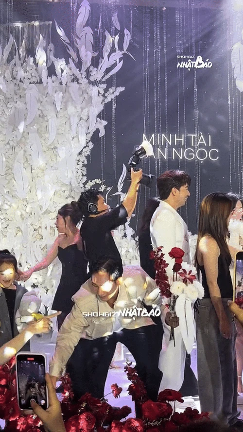 Lễ cưới Đoàn Minh Tài: Vợ bác sĩ hát tặng chồng, Thanh Thức có hành động lạ - Hình 4