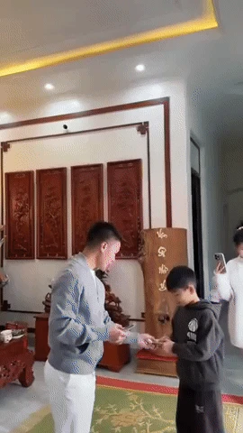 Chuyện lì xì Tết: Quang Hải bị nói keo vì cho họ hàng chỉ 200k, thực hư ra sao? - Hình 1