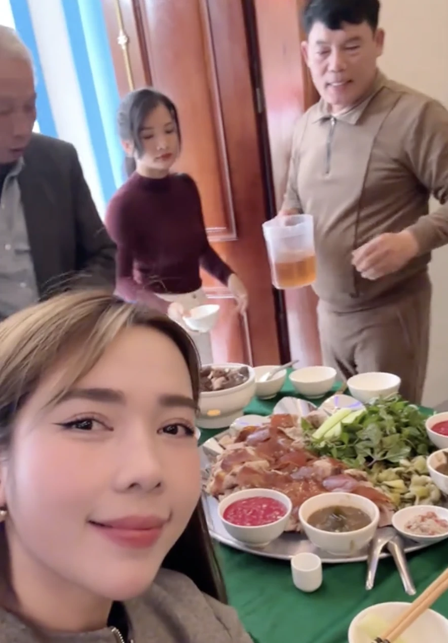 Zhou Thanh Huyen went back to her mothers house to hide from the toothpick, sat on the ground and ate noodles compared to Doan Hai My - Photo 2