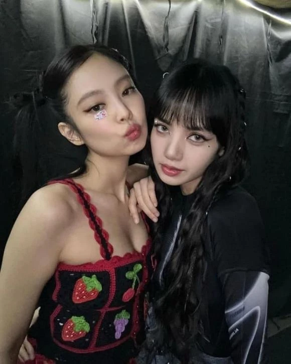 Lisa - Jennie song kiếm hợp bích thống trị BXH, dẫn đầu Kpop vào top toàn cầu - Hình 1