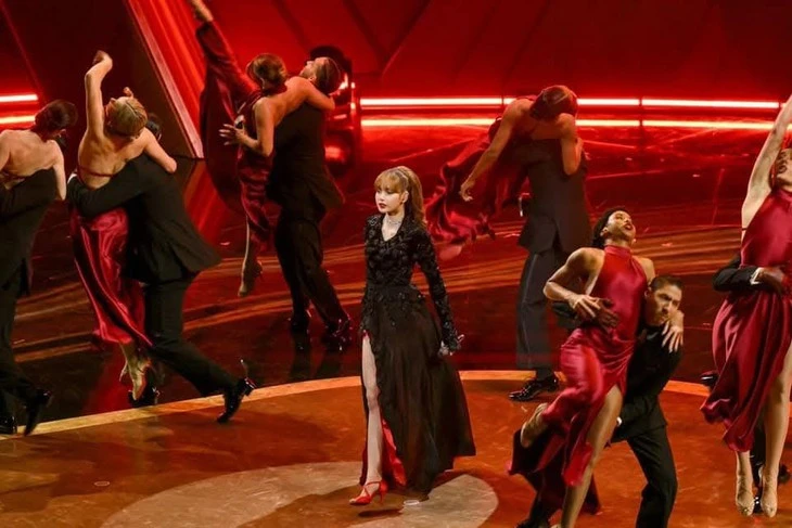 Lisa khiến Kpop mất mặt, hát live yếu, mặc thảm họa ở Oscar - Hình 3