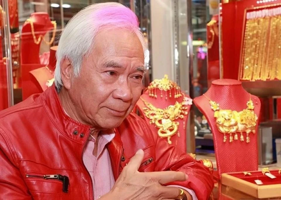 Ly Long Co: The male star of Journey to the West divorced 2 times, following a young woman 37 years younger to support him - Photo 2