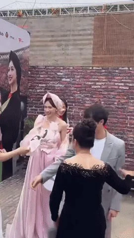 Rộ ảnh Văn Toàn về quê Hoà Minzy ra mắt gia đình, nhìn như đang đám cưới? - Hình 2