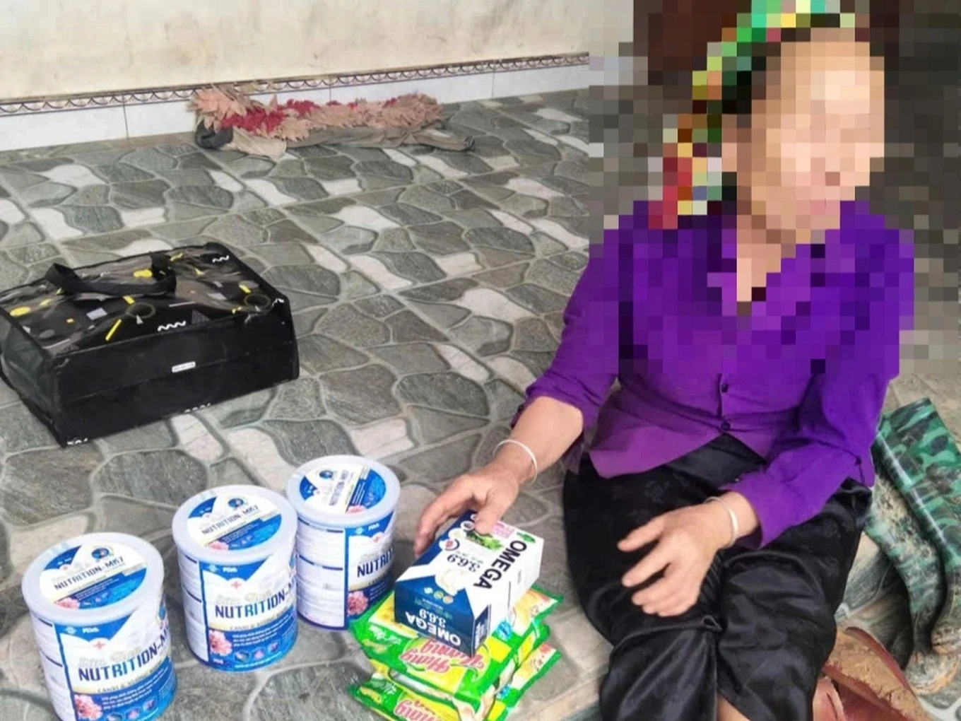 Vụ 4 tốp người bán sữa lạ 2,5 triệu: nhắm vào người già, đáp trả khi bị đuổi bắt - Hình 1