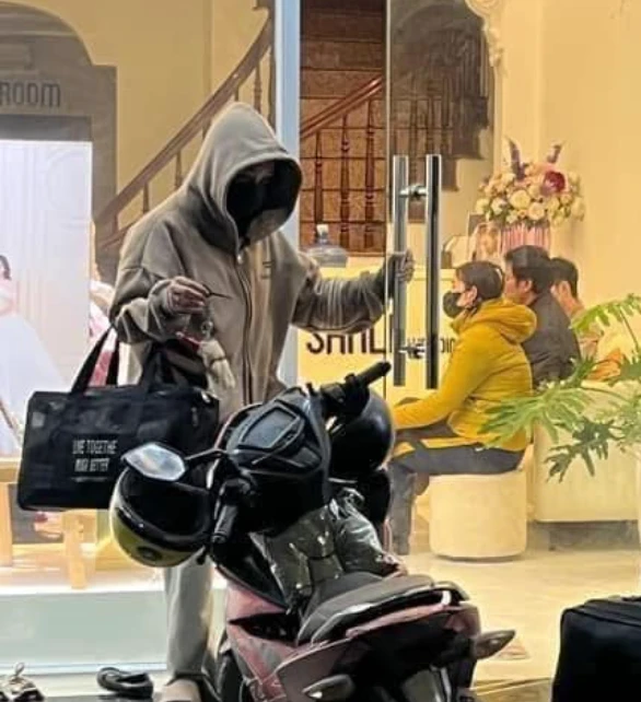 The arrest of her husband and staff secretly in the studio: The poignant sentence that caused a social media fever of the father - Photo 5