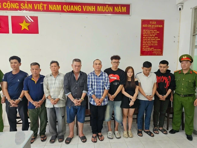 Vụ khiêng quan tài trước chợ Bến Thành để PR bán quần áo: Dàn ekip khai gì? - Hình 1
