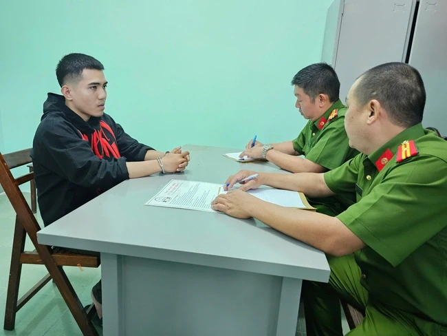 Vụ khiêng quan tài trước chợ Bến Thành để PR bán quần áo: Dàn ekip khai gì? - Hình 2