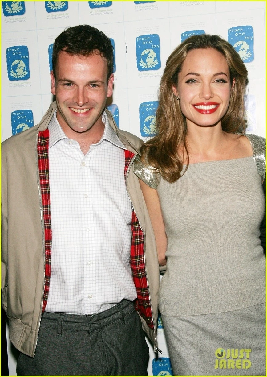 Angelina Jolie is rumored to be back to her first ex-husband Jonny Lee Miller, supportive friends - Figure 1