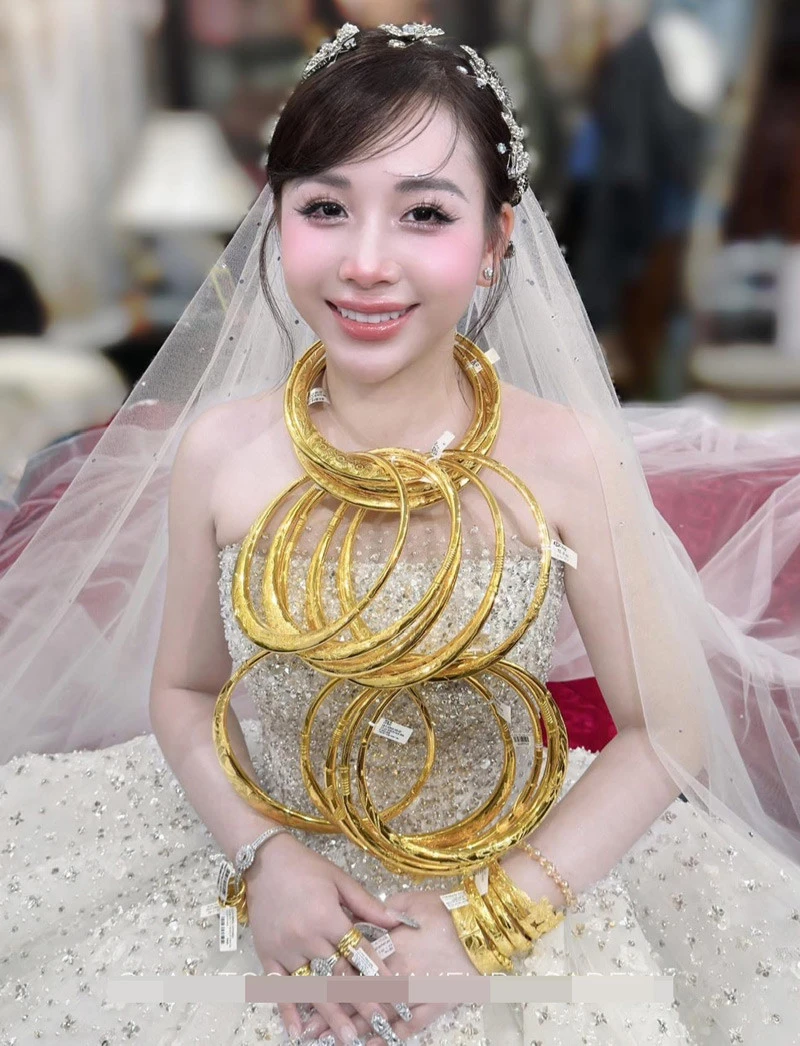 Cô dâu đeo chục chiếc kiềng, thời gian chốt cưới mới sốc, CĐM phát hiện 1 điều - Hình 1