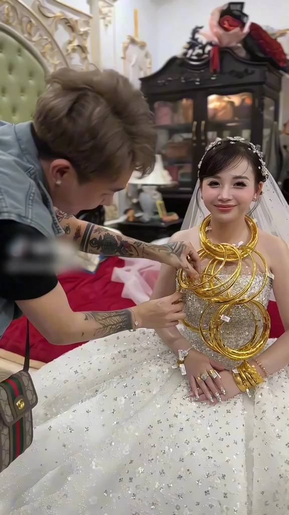 Cô dâu đeo chục chiếc kiềng, thời gian chốt cưới mới sốc, CĐM phát hiện 1 điều - Hình 4