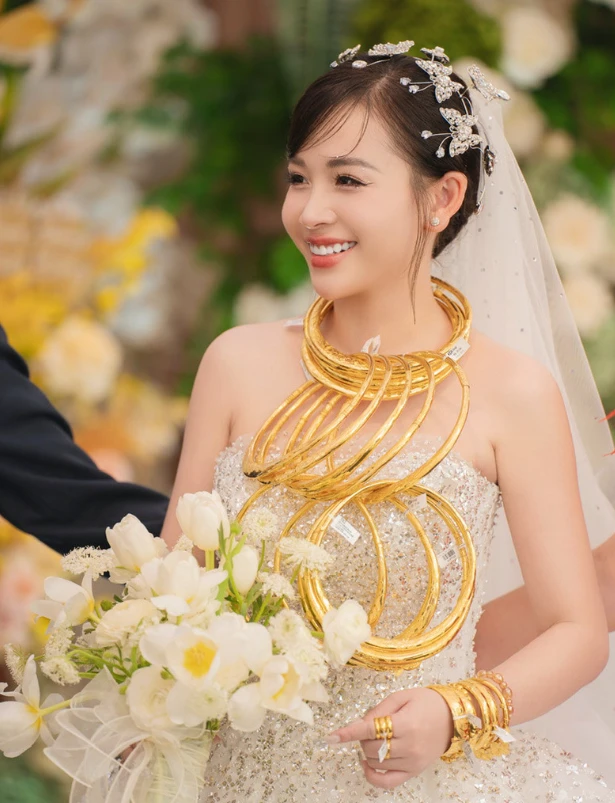 Cô dâu đeo chục chiếc kiềng, thời gian chốt cưới mới sốc, CĐM phát hiện 1 điều - Hình 2