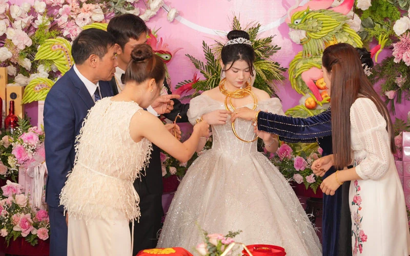 Cô dâu đeo chục chiếc kiềng, thời gian chốt cưới mới sốc, CĐM phát hiện 1 điều - Hình 6