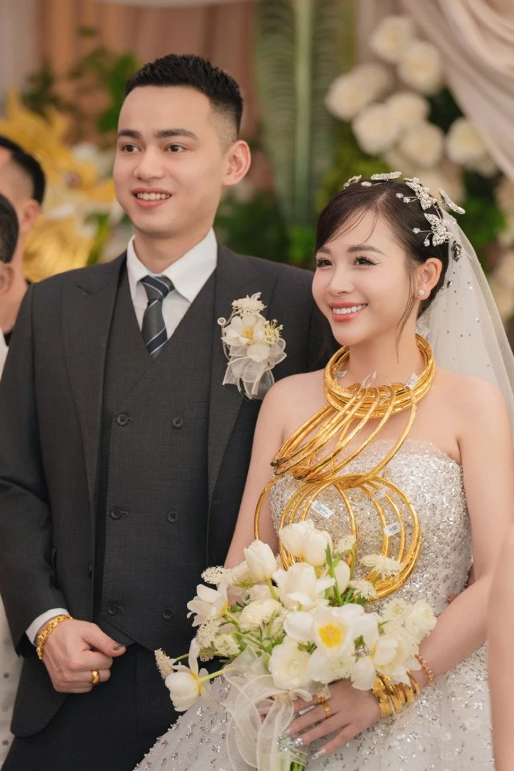 Cô dâu đeo chục chiếc kiềng, thời gian chốt cưới mới sốc, CĐM phát hiện 1 điều - Hình 3