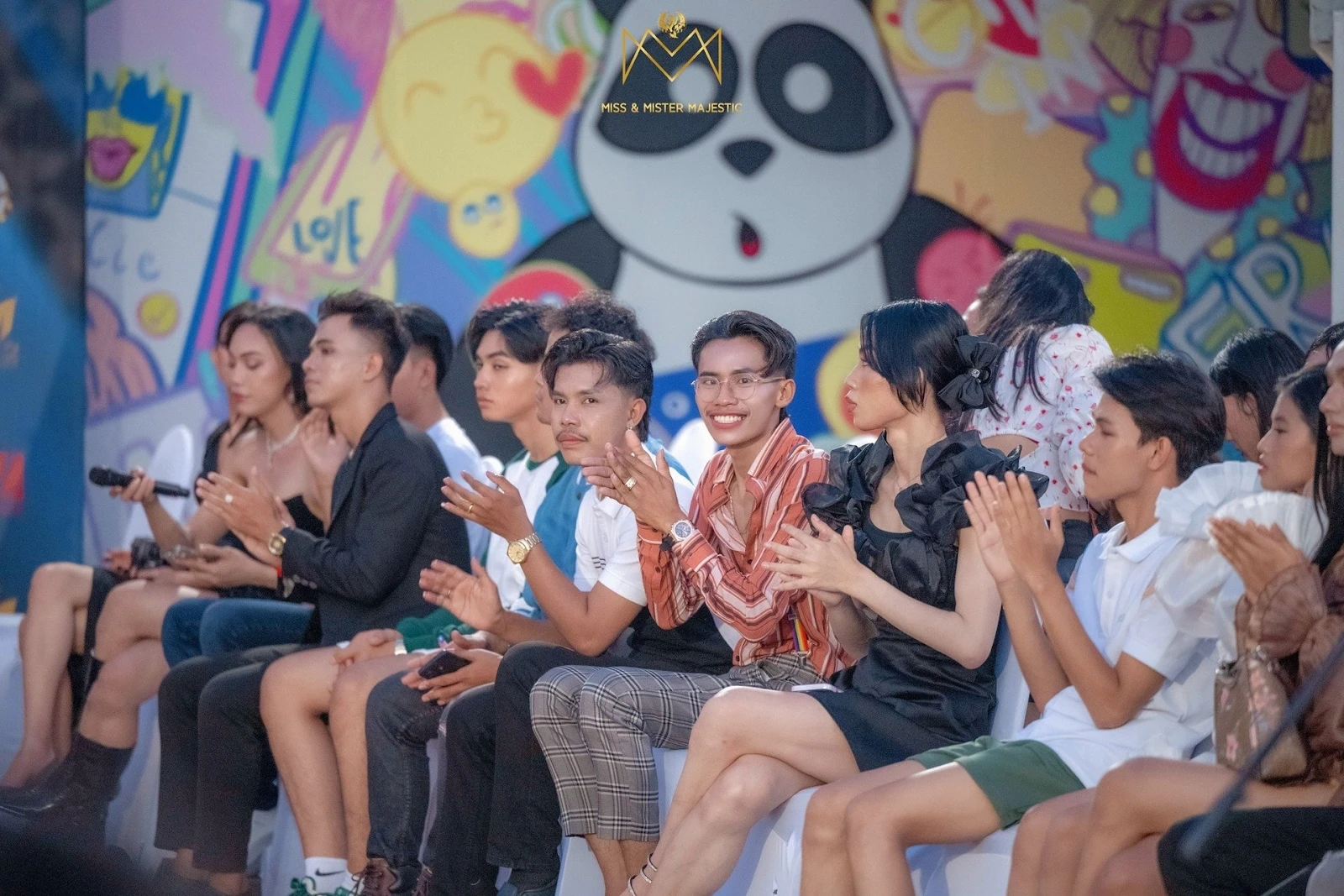 Nam vương Campuchia đăng quang vài phút, lộ ảnh nhạy cảm, cản bước quốc tế - Hình 6