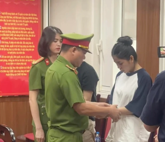 Quang Linh, Hằng Du Mục bị khởi tố tội sản xuất hàng giả, lừa người tiêu dùng - Hình 1