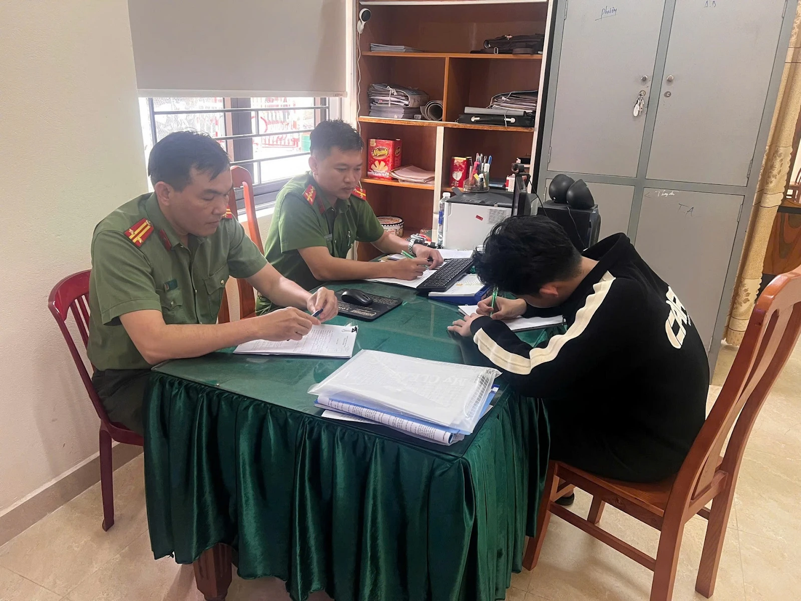 Quang Nam: The case of a mother fighting with 2 children to get insurance money, the family revealed that they were shocked - Photo 8