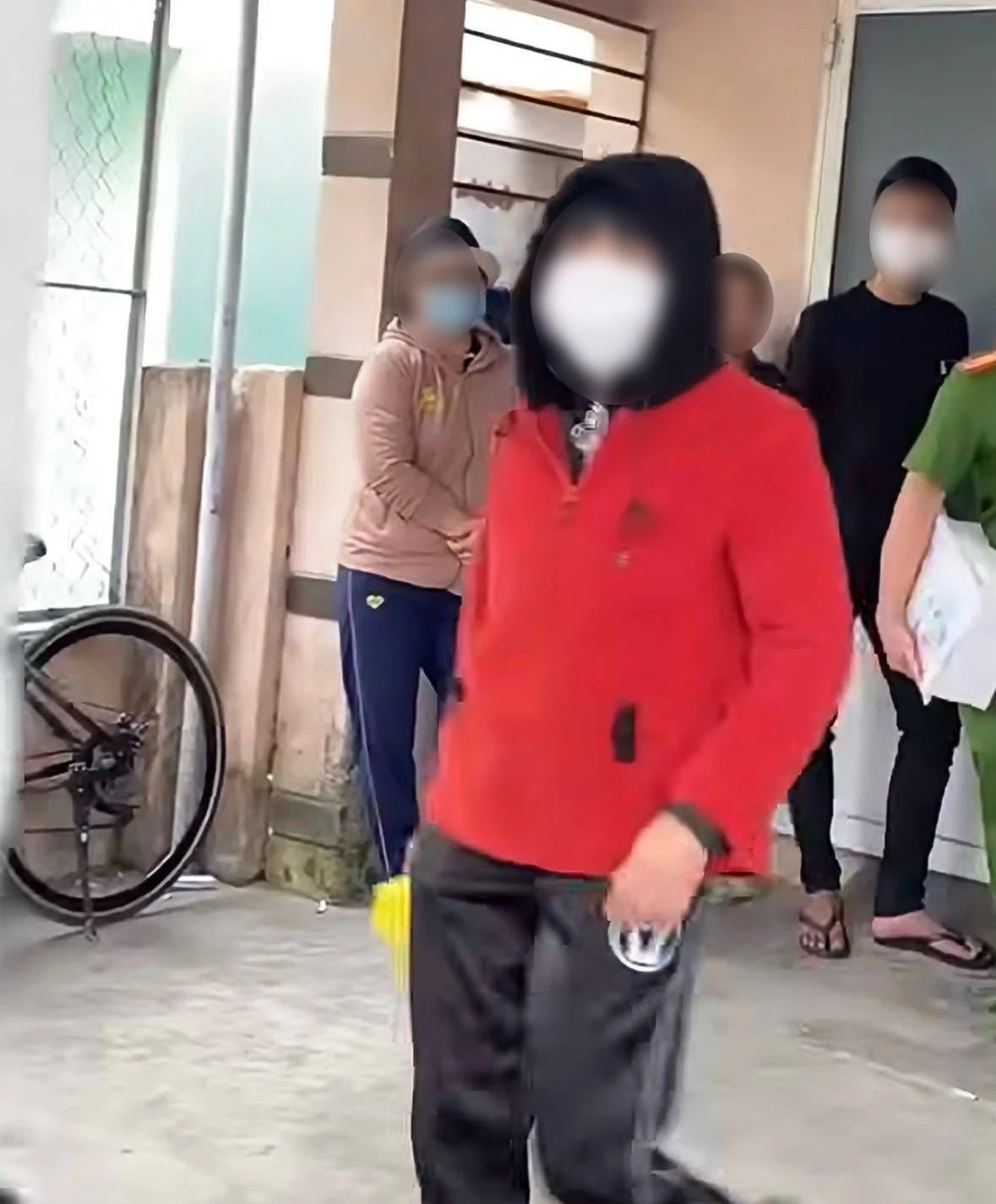 Quang Nam: The case of a mother fighting with 2 children to get insurance money, the family revealed that they were shocked - Photo 2