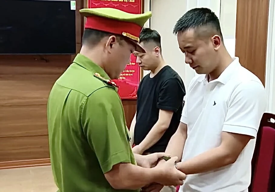 SỐC:Quang Linh - Hằng Du Mục bị bắt, Hoa hậu Thuỳ Tiên tạm hoãn xuất cảnh - Hình 2