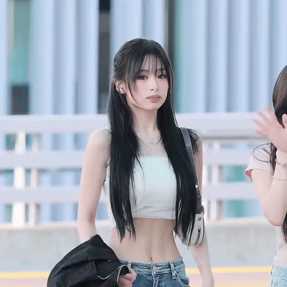 Ahyeon (BABYMONSTER) náo loạn sân bay, visual miễn chê, bất ngờ có hành động lạ - Hình 6