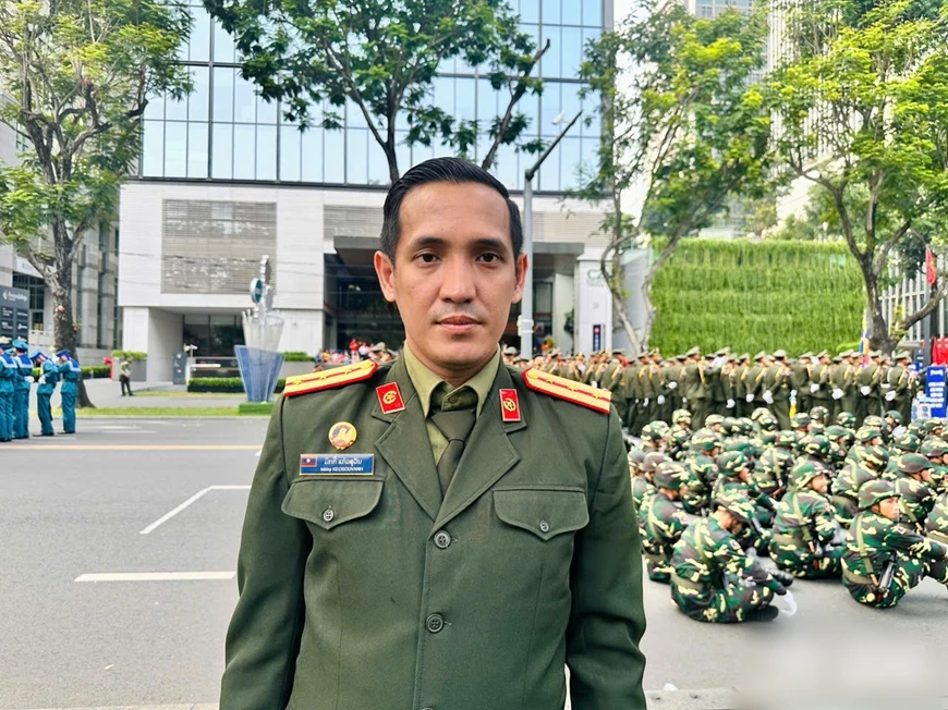 Đại uý Lào nói tiếng Việt như gió, vlog tường thuật diễu binh hút 6 triệu view - Hình 5