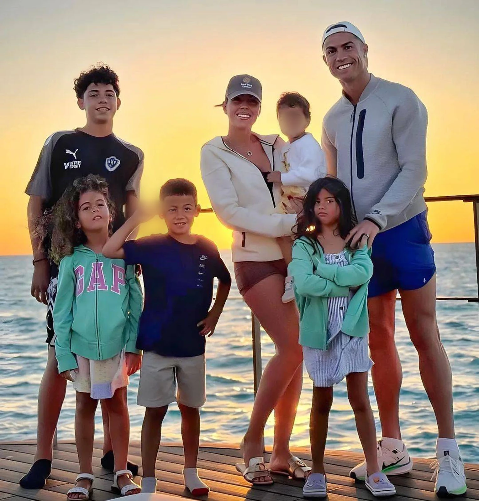 Ronaldo xịt keo khi con trai thứ hai nói 1 từ, quý tử đầu lòng lộ diện mạo sốc - Hình 1