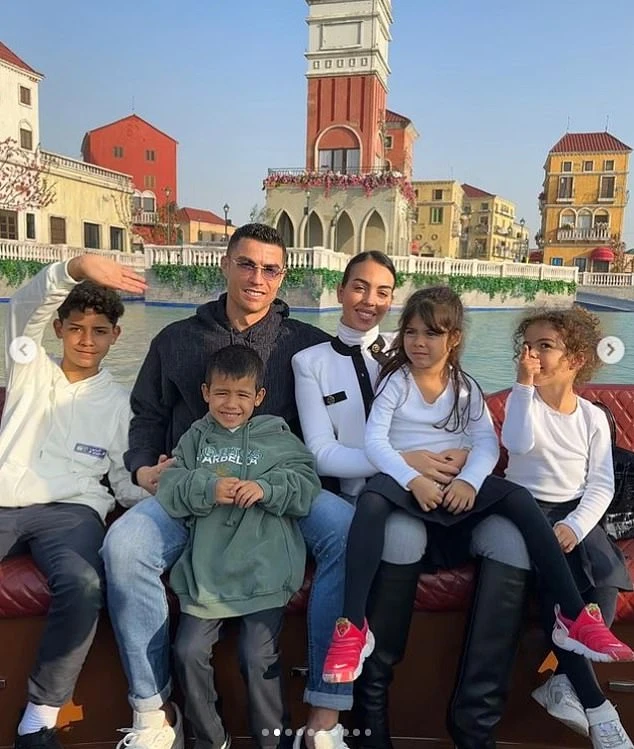 Ronaldo xịt keo khi con trai thứ hai nói 1 từ, quý tử đầu lòng lộ diện mạo sốc - Hình 4