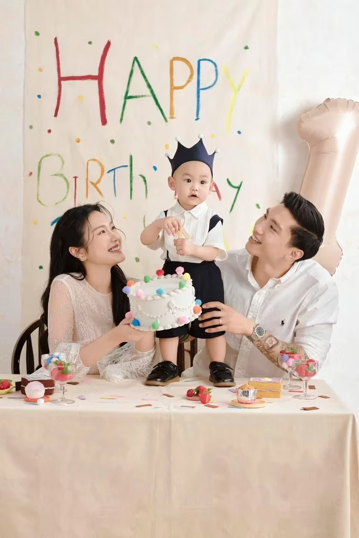 Sinh nhật quý tử Văn Hậu: Ông nội hiếm hoi lộ diện, bơ cháu vì con Quang Hải? - Hình 8