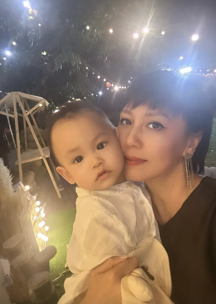 Sinh nhật quý tử Văn Hậu: Ông nội hiếm hoi lộ diện, bơ cháu vì con Quang Hải? - Hình 6
